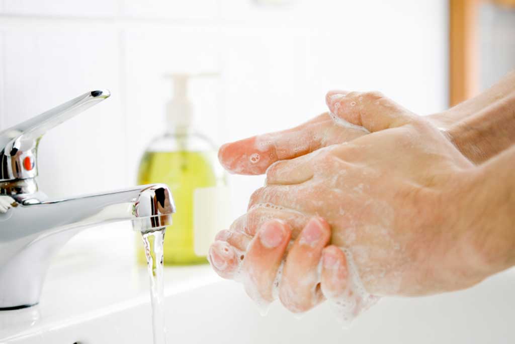Rửa tay bằng xà phòng để phòng bệnh Ebola