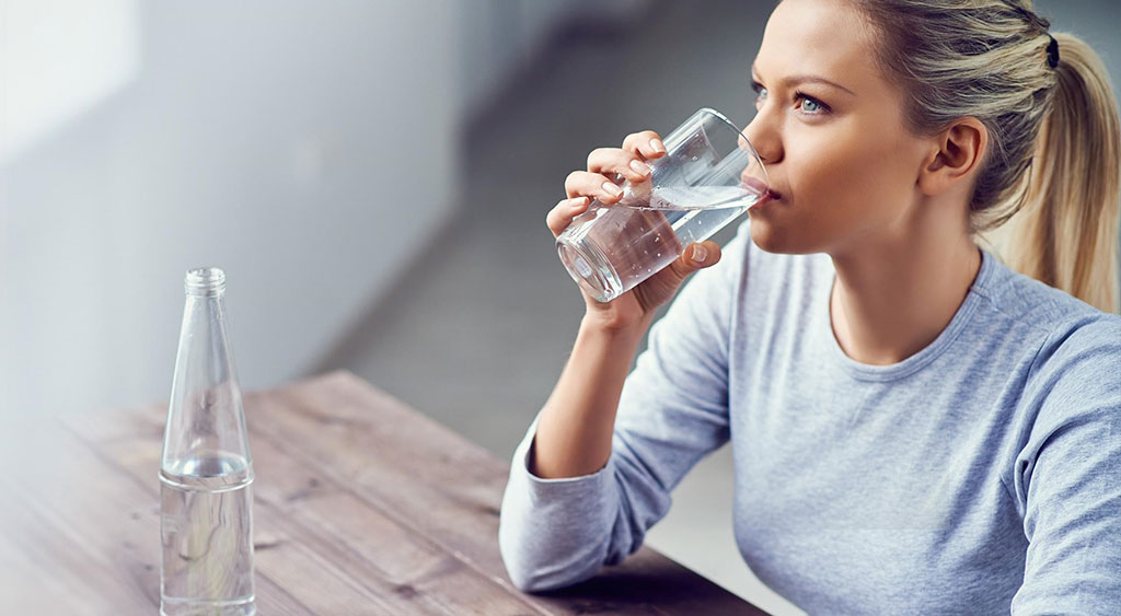 Uống nhiều nước mỗi ngày để trung hòa mùi hôi trong miệng.