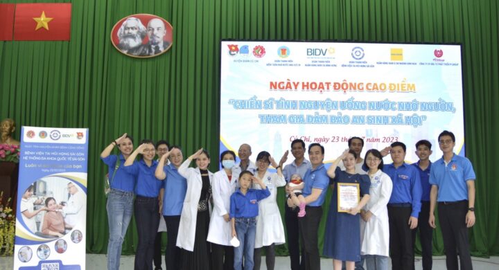 Các đoàn viên và bác sĩ bệnh viện tai Mũi Họng Sài Gòn